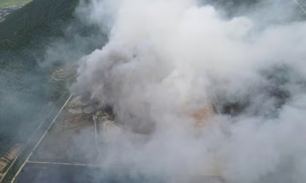 Bãi rác lớn nhất Nghệ An bốc cháy dữ dội, cột khói bốc cao hàng trăm mét