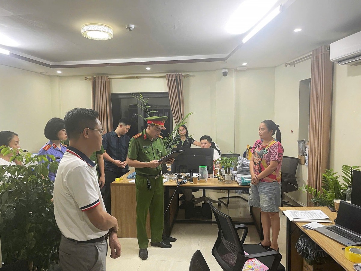 Cơ quan Cảnh sát điều tra Công an tỉnh Lào Cai khám xét trụ sở Công ty Cổ phần Tập đoàn SapaTV. Ảnh Cổng Thông tin điện tử Bộ Công an
