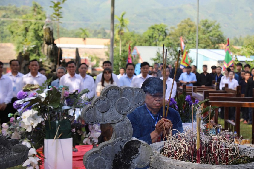 Nghĩa Đô (Lào Cai) rực rỡ ngày khai hội, đón nhận giải thưởng làng du lịch hàng đầu năm 2025