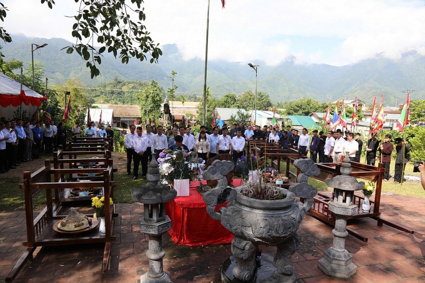 Nghĩa Đô (Lào Cai) rực rỡ ngày khai hội, đón nhận giải thưởng làng du lịch hàng đầu năm 2025