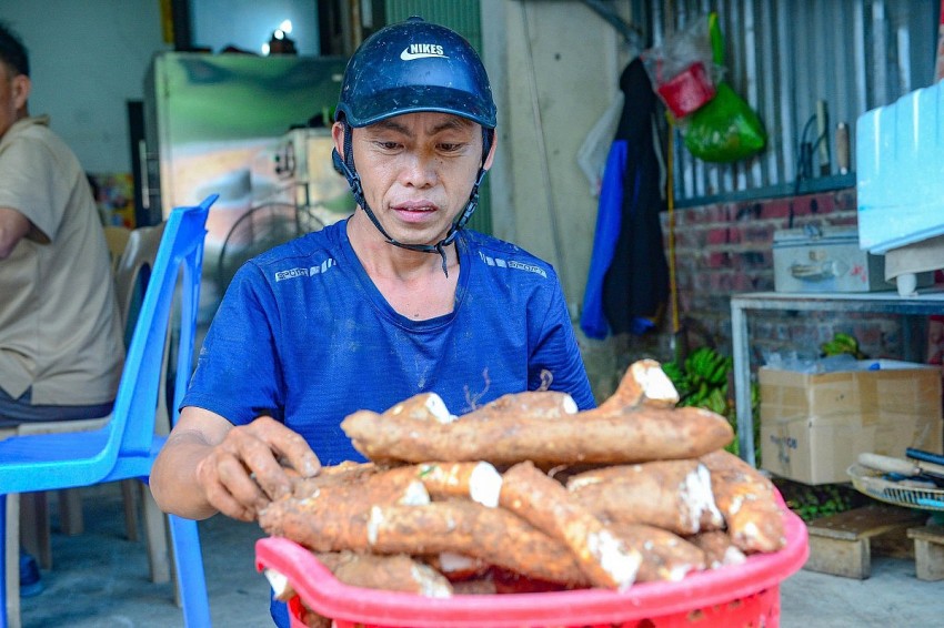Hàng ngày anh Sung Văn Sính vào rừng đào củ mài bán lại cho chủ cơ sở thu mua.