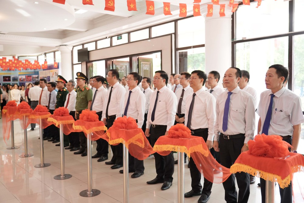 khai mạc triển lãm