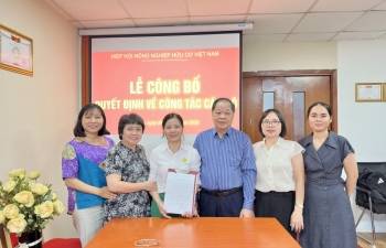 VOAA trao quyết định bổ nhiệm Phó Giám đốc Trung tâm Nghiên cứu, chuyển giao và Dịch vụ công nghệ sinh học hữu cơ