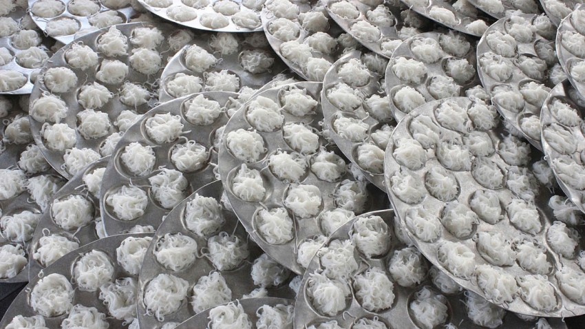 Những lá bún bánh đượ làm từ những hạt gạo ngon, tạo nên hương vị đặc trưng của bún bánh Đông Quang.