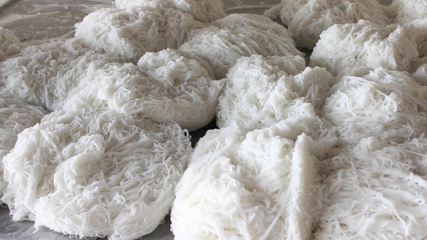 Những sợi bún thơm ngon được những ngời dân làng nghề bún bánh Đông Quang sản xuất đưa ra thị trường tiêu thụ. 