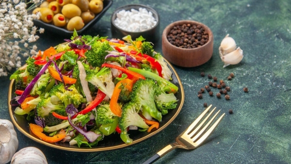 Vì sao ăn rau sống có thể gây đầy bụng, chướng hơi?