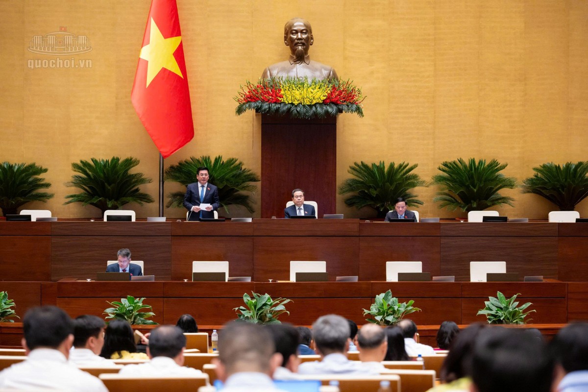 Phó Chủ tịch Quốc hội Nguyễn Hồng Diên điều hành phiên họp. Ảnh: quochoi.vn