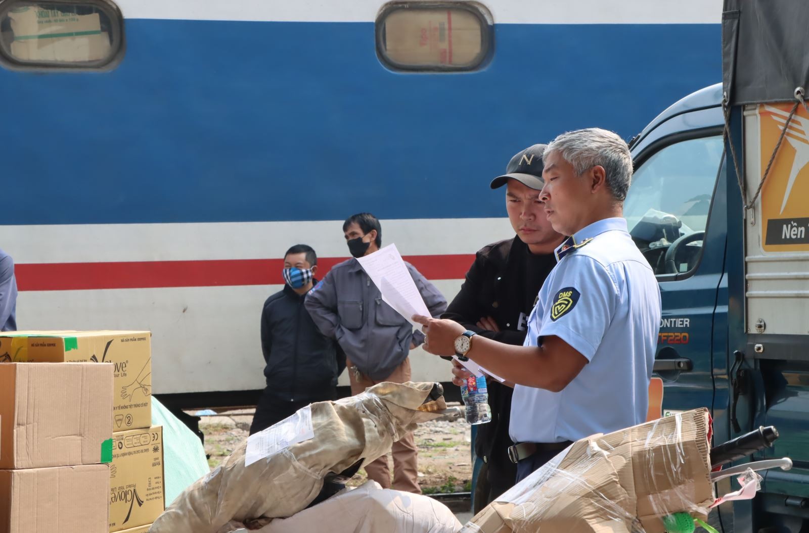 Phát hiện lượng lớn hàng hóa nghi nhập lậu tại Ga Hà Nội